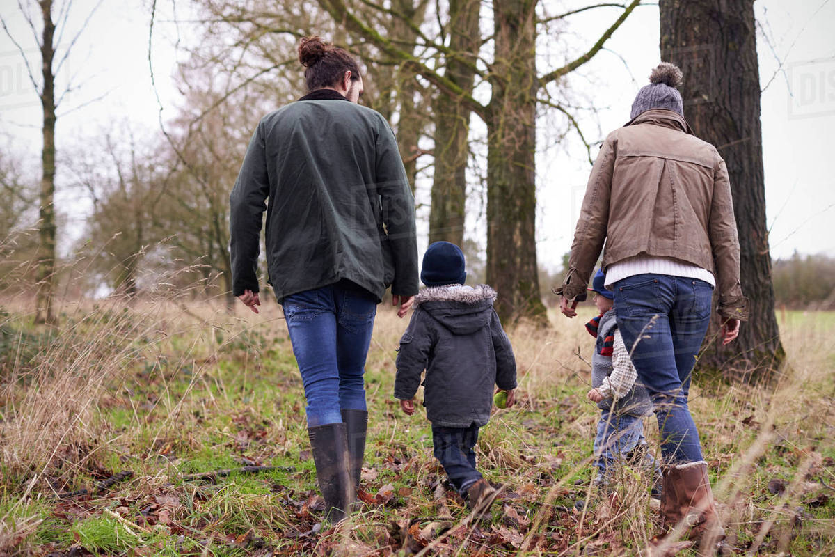 Gezin wandelen in natuur herfst winter