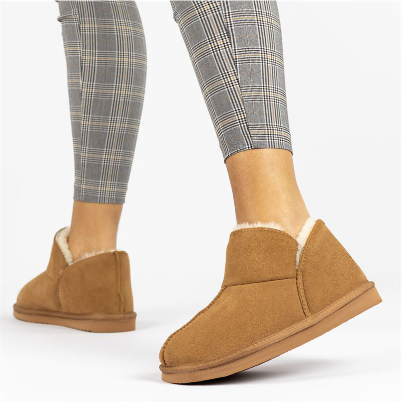 Vrouw met pantoffels dames met suède look cognac met imitatiebont