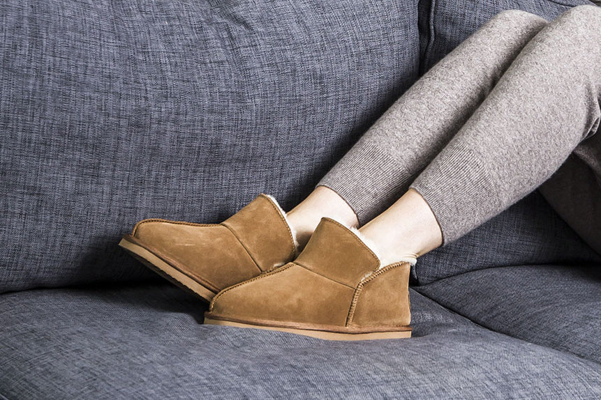 Vrouw op bank met pantoffels dames suède look cognac met warm imitatiebont