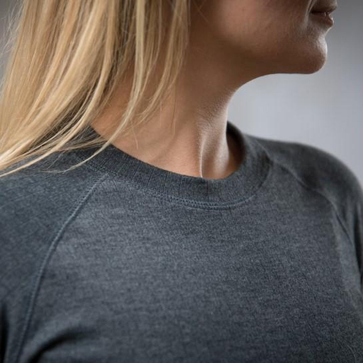 Vrouw met thermoshirt grijs ingezoomd op hals